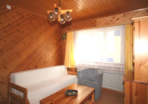 Zimmer mit einer Bank, einem Tisch und einem Fenster in der Unterkunft Haus Alpentraum in Randa