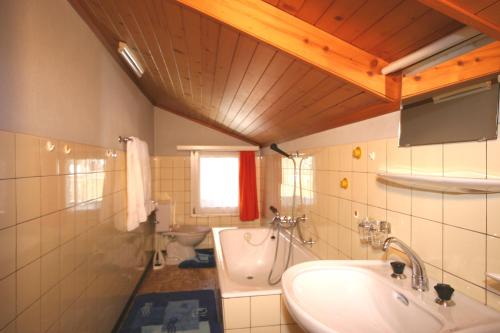 ランダにあるHaus Alpentraumのバスルーム(洗面台、トイレ付)