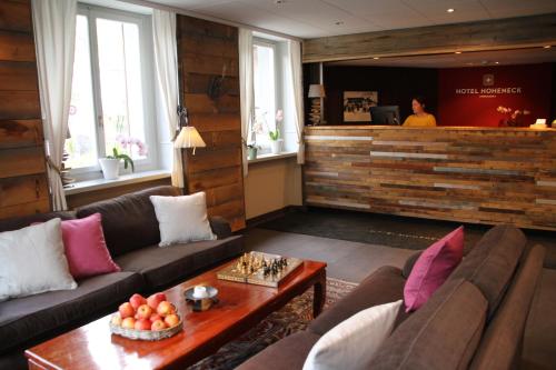 Sala de estar con 2 sofás y mesa en Hotel Hoheneck- self check-in, en Engelberg