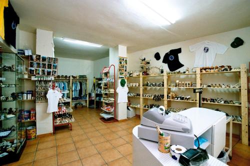 a shop with a sewing machine in a room at Hotel Or Blanc in Espot