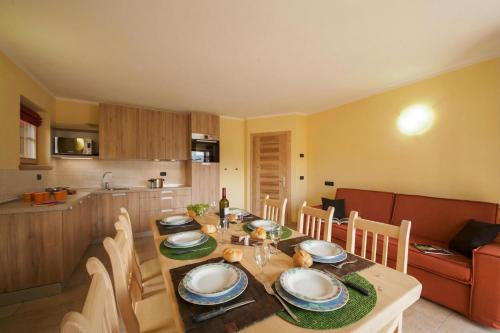 eine Küche und ein Esszimmer mit Tisch und Stühlen in der Unterkunft Sponda Ski in- Ski out 50m - Happy Rentals in Livigno