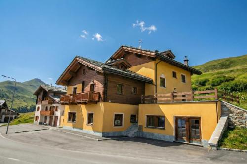 ein Haus am Straßenrand in der Unterkunft Sponda Ski in- Ski out 50m - Happy Rentals in Livigno