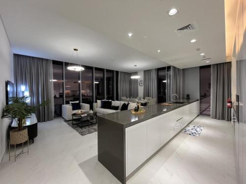 Maison Privee - Modern Family Retreat with Dubai Skyline Views