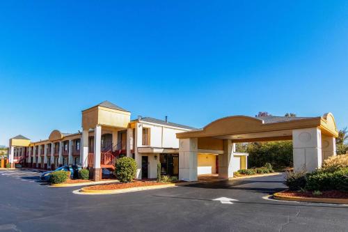 a row of buildings in a parking lot at Econo Lodge - Conyers in Conyers