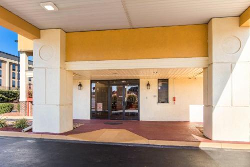 a front entrance to a building with the doors open at Econo Lodge - Conyers in Conyers