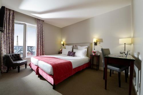 En eller flere senge i et værelse på Hôtel Le Relais Saint Charles