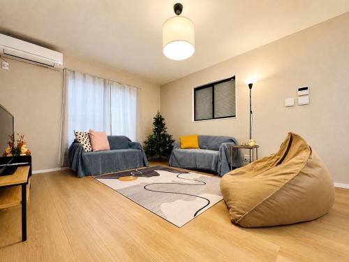 118平方メートルの広々4部屋一軒家貸切 無料駐車場付き 難波まで5分 家族やグループに最適