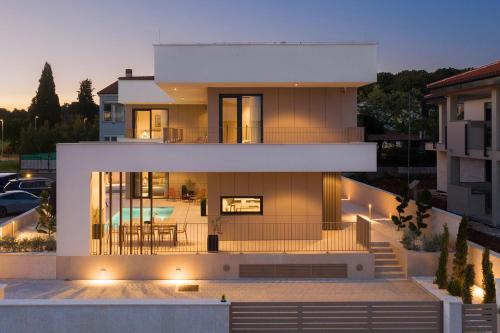 Villa Monet- Beachside Luxury with Heated Pool