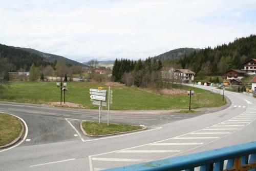 an empty road with a sign on the side of the road at Auberge du Lac in Xonrupt-Longemer