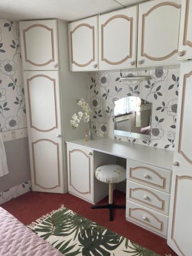 a dressing room with a desk and a mirror at Marcyzakątek in Marcyporęba