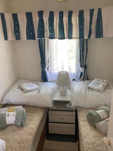 two twin beds in a room with a window at Marcyzakątek in Marcyporęba