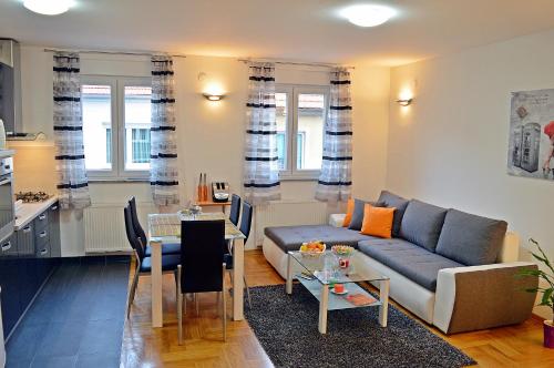 sala de estar con sofá y mesa en Apartments Tony, en Zagreb