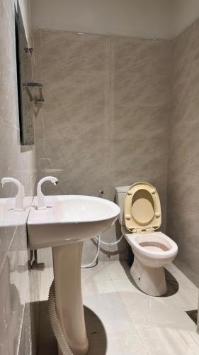 a bathroom with a sink and a toilet at Villa i in Dehiwala