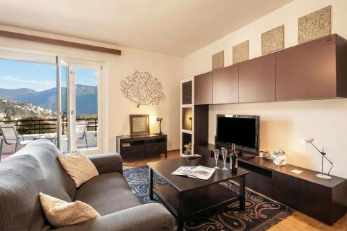 Santiago Home with Lake-View Balconies - Happy Rentals