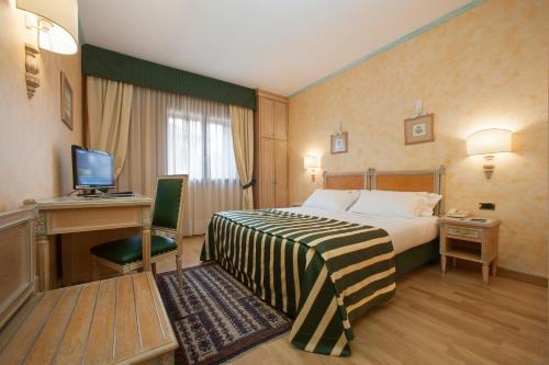 Säng eller sängar i ett rum på Majestic Toscanelli (centro storico)