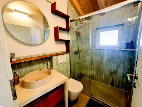 a bathroom with a sink and a mirror and a toilet at Hillside Loft, 2 bedrooms, max 5 guests in Ringgenberg