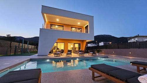 Villa 60 Degrees with heated pool and basketball court
