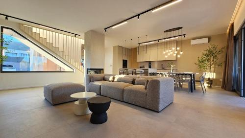 Villa 60 Degrees with heated pool and basketball court