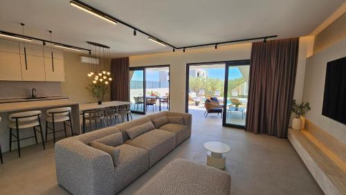 Villa 60 Degrees with heated pool and basketball court