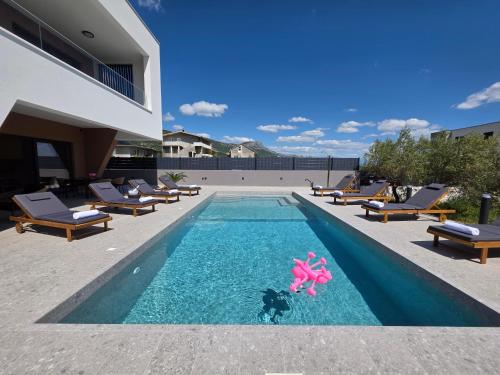 Villa 60 Degrees with heated pool and basketball court