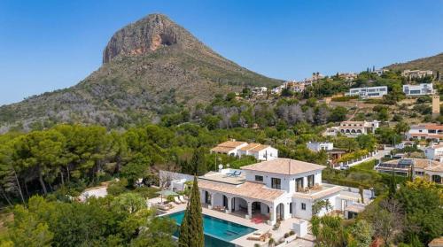 Casa Renata by Aguilarent