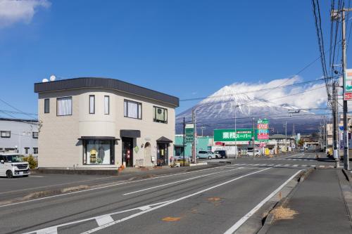 an empty street with a mountain in the background at ラベンダー富士 富士山と過ごすおしゃれな隠れ家 in Fuji