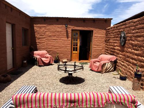 un patio con tavolo e sedie in un cortile di Diablito Atacama Hostel a San Pedro de Atacama