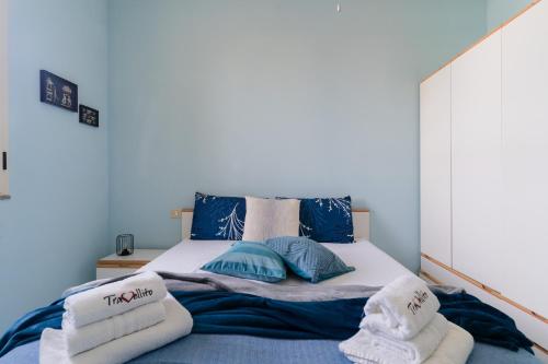 a bedroom with a bed with towels on it at Casa Celeste a Torre dell'Orso in Torre dell'Orso