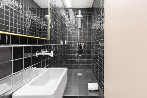 Spacious Bright Ap - no elevator