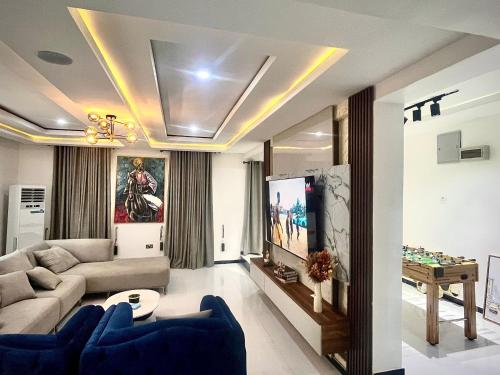 a living room with a couch and a flat screen tv at VeraVistaStays in Odo