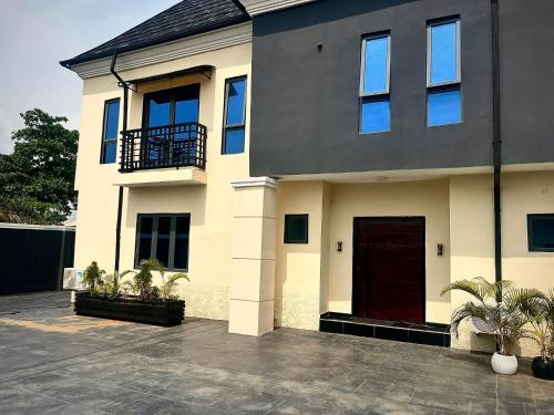a house with a red door and a driveway at VeraVistaStays in Odo