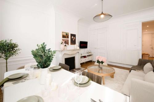 Golden Triangle 3BR Haussmann Champs-Elysees