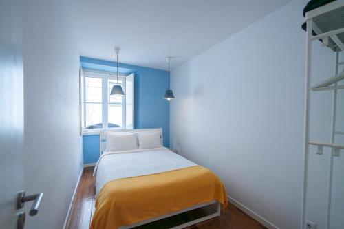 Yellow blue red apartment Bairro Alto Central
