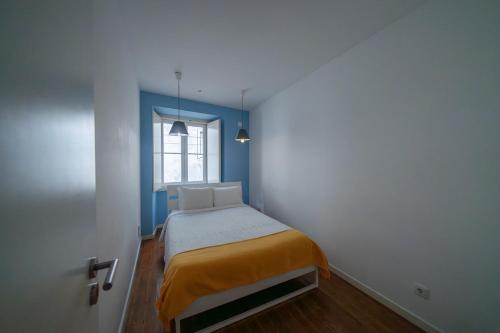 Yellow blue red apartment Bairro Alto Central