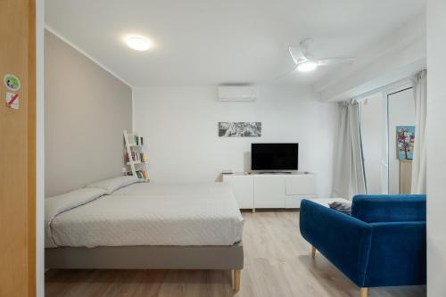 a bedroom with a bed and a blue chair at Casa Vistahermosa in Chayofa