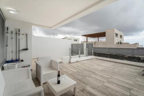 a white room with white chairs and a table at Casa Vistahermosa in Chayofa