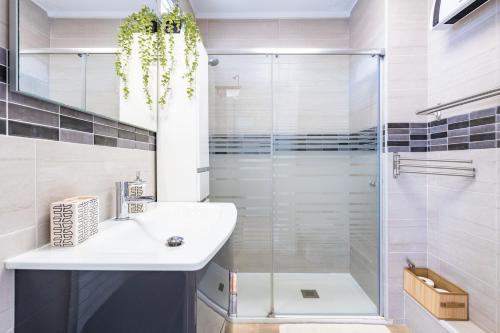 a bathroom with a sink and a shower at Azul Turquesa in Peniscola