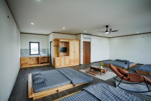a large room with a bed and a couch at Khách Sạn Vân Nguyên in Buôn Ea Yông