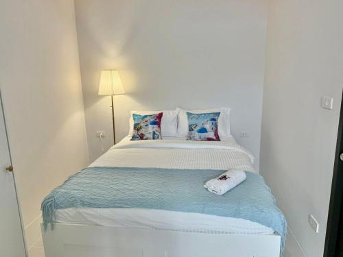 a small bedroom with a bed with a pillow at La Casa Bella in Ban Nong Chaeng