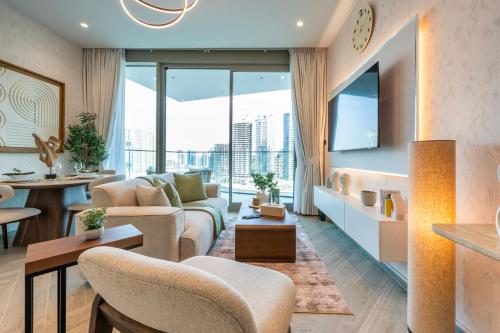 Designer 1BR in Peninsula with Canal Views