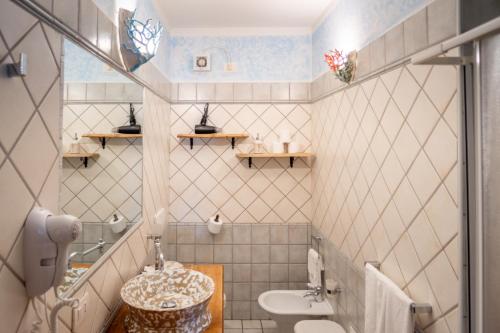 Hotel Tabby tesisinde bir banyo