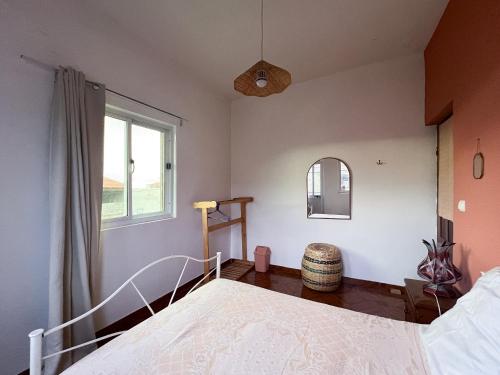 a bedroom with a bed and a window at Casa Tota in Assomada