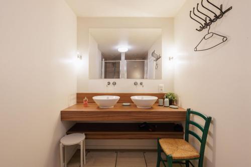 a bathroom with two sinks and a mirror at Het Kastanjehuis in Orlitain