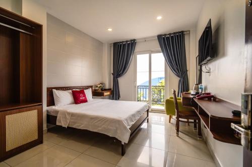 a hotel room with a bed and a desk and a desk at Minh Khue Hotel in Vĩnh Long