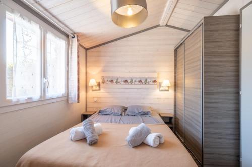 two beds in a bedroom with towels on them at Chalet Le Sotré in Corcieux