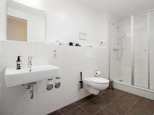 a bathroom with a toilet and a sink and a shower at smartments Hamburg Aussenalster in Hamburg
