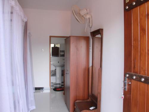 pasillo con espejo y lavabo en la habitación en Orchid Rest, en Mirissa