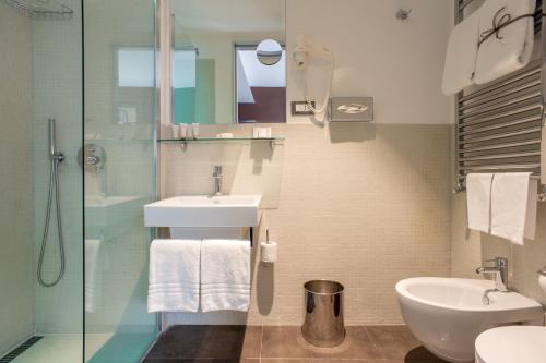 a bathroom with a sink and a toilet and a shower at Best Western Plus Hotel Spring House in Rome