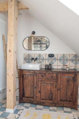 a bathroom with a sink and a mirror at Tropianka - sielski dom na skraju wsi in Tropie