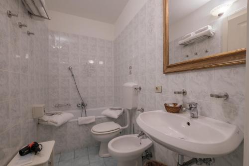 biała łazienka z umywalką i toaletą w obiekcie B&B Home in Florence we Florencji